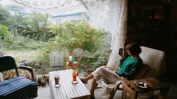 전체적인 것부터 작은 것 하나하나까지 손길이 안 닿은 곳이 없는 것 같은 카페.<br>동화 속에 들어와 있는 느낌이 든다.<br>많이 유명해지지 않았으면 하는, 그런 카페