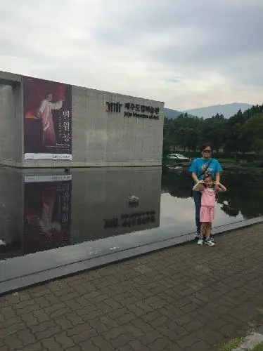 우리가족박물관 탐방 제주에서5<br>우리 가족은 매년 국립중앙박물관에서 개최하는 우리가족박물관 탐방 행사에 참여하고 있습니다. <br>그래서 제주도는 매년 찾고 있지요.<br>제주에는 많은 다양한 박물관이 있습니다.<br>그래서 우리 가족에게는 더욱 더 의미있는 곳이지요.<br>다양한 박물관을 탐방하면서 우리 가족은 함께 즐겁고 재미있는 시간을 보내지요.