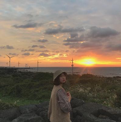 이틀 묵었던 저의 게스트하우스였어요!<br>방도 이뻤지만 마당 뒤의 노을은 정말 벅찬 풍경이었어요- 조식도 맛있고 게스텝 언니도 너무 착하셨고!<br>애월, 협재쪽에 머물게 된 다면 단추스테이로 가세요!<br>정말 저의 많은 제주도 여행 중 최고의 여행이었어요:)