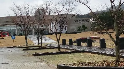 #제주 도립 미술관 <br>사춘기딸과함께 제주에서 오는 날 공항가기전 오전에 들렸습니다.비도 내리고 비를 맞으며 구경한게잊혀지지 않네요.~친절한 버스 기사님께도 감사 드려요.공항시간에 맞춰가려고 발동동 구르며 버스타고내려서40분 감상하고 다시 버스에 탔습니다.딸하고 사진을 찍고 싶었는데 않 찍는다고 해서 작품만 몇점 찍었답니다.비도 오고 차 한잔 마시면서 밖을 구경하면서 잠깐 여유를 부려봤습니다.