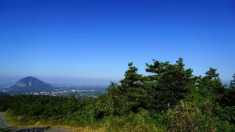 안덕면에 위치한 군산오름이다. 8부능선까지 차량이 접근가능하지만 주차할 곳이 매우 협소해서 3~4대밖에 주차를 못한다. 가급적 도보를 이용하는 것이 좋다.<br>중문단지와 한라산, 산방산, 송악산과 마라도까지 한눈에 보여지는 경치좋은 곳이다.<br><br>#군산오름 #군매오름 #오름 #경치좋은곳