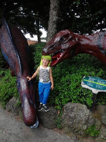 부모님과 아이들과함께한 제주여행~아들이 공룡을 어찌나 좋아하던지~<br>깨물어도 좋다면서 사진을 찍어달라고 졸랐어요~^^