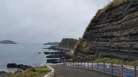 제주 올레길 12코스 수월봉 화산쇄설층 <br>정상의 지형은 완만한 편이지만 해안 절벽을 따라 만들어진 화산쇄설층은 그야말로 자연의 걸작품이다 <br>땅 속엥서 올라온 마그마가 지하수를 만나 폭팔하면서 품어져 나온 화산재들이 쌓여 만들어지는데 곳곳에 화산탄이 박혀 있고 지층이 휘어져 있는 탄낭구조를 볼 수 있는곳이다.