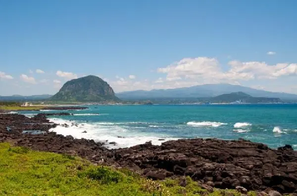 송악에서 바리본 산방산과 한라산 그리고 제주바다