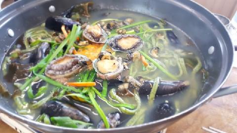 칼국수 한그릇으로 바다가 내 입안에 가득 들어오는 걸 느꼇어요.