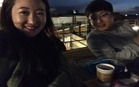 월정리 해변 근처 카페 ! 커피를 주문할때까지만 해도 해가 뉘엿뉘엿 저물고 있었지만 금방 새까만 밤이 되어버린 <br>제주도의 밤 바다를 바라보며 커피한잔과 함께한 밤이 그립습니당 ☺️