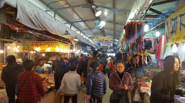 가장큰 제주시5일장<br>볼거리,먹을거리 잔뜩 있는곳~~<br>시간 가는줄 모르고 구경하고, 먹고, 사고^^