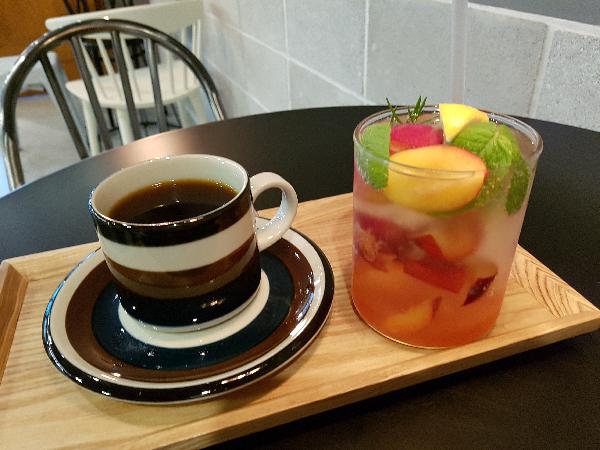 제주시내 작은 동네카페<br>신선한 원두로 내린 커피도 맛있고 계절과일로 만든 소다음료도 맛있음. 자두소다는  꿀맛이었음!