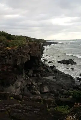 #남원큰엉해안 #산책로#올레길<br><br>산책로에서 보는 일출<br>구름사이로 배어나오는 태양의 기운이 멋지다<br>자연이 빚어낸 조각솜씨~그 신비로움이 말을 잊게한다<br>산책로 사이로 빛과 함께 보이는 대한민국지도~^^바다와 하늘이 만나는 색감까지 신기한 장관이다<br><br>산책로걷다가 돌고레떼들이 지나는 장관도 보았다는<br><br>역쉬 제주다^^