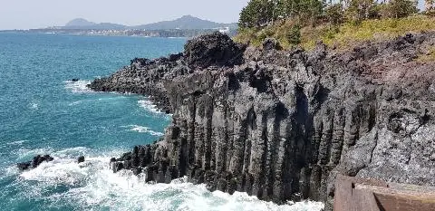 #제주여행공유에 #제주가을여행 #제주중문주상절리대<br>친구와함께한 가을제주여행 주상절리대에서 내려다본 기암절벽같은풍경은 친구와두손잡고 우와~~를연발하게한 멋진곳 가을여행제주주상절리대 추천합니다