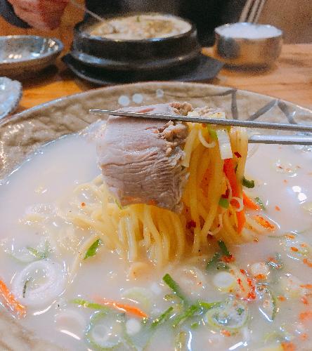 배고파서 무작정 찾아간 곳인데<br>식신로드가 다녀간 맛집이였네요<br>늦은 시간에 갔음에도 직원들이 친절해서 좋았고<br>맛도 좋아서 기분좋게 먹었습니다