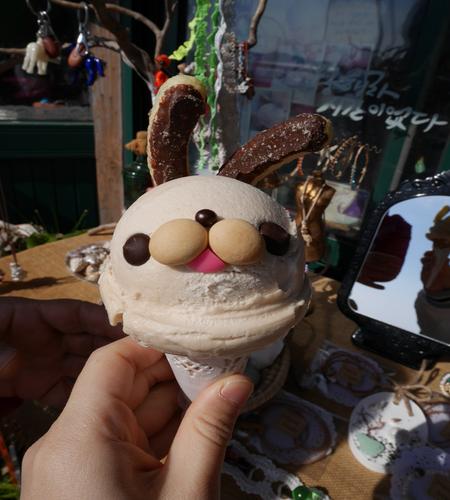 용머리해안 근처의 치치퐁 ㅎㅎ<br><br>귀여운 토끼라 먹기 아깝지만... 바닷바람에 빨리 먹어줘야하는 아이스크림 ^^ 맛있어요~~