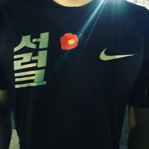 안녕하세요 저희는 제주도에 젊고 건강한 문화를 만들고자 노력중인 ‘서귀포러닝크루’입니다.  저희는 매주 수요일 저녁 많은 분들의 자율적인 참여로 서귀포시 새연교에 모여 그 일대를 달립니다. 이 문화는 제주도민뿐만 아니라 여행객분들도 많이 참여를 해주시는데요, 이 사진들은 이번 제주4.3 추념기간 동안 제주의 아픔을 조금은 더 알리고자하여 저희가 자체제작한 동백 스티커를 가슴에 붙이고 달리고, 또 동백배지를 참여해주시는 분들에게 나눠주는 등 ‘제주4.3알리기’에 적극적으로 동참한 사진입니다.&ltbr&gt#제주43 #제주43알리기 #제주동백 #제주사삼 70주년제주43 #새연교