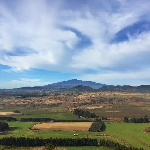 #안돌오름 #한라산 <br>맑은 날 안돌오름에서 바라본 한라산은 맑은 하늘 속에선 어디에 있든 정상을 보여주는 그런 곳이었다. <br>오르지 않았어도 가까워 질 수 있다는 배려 같다.