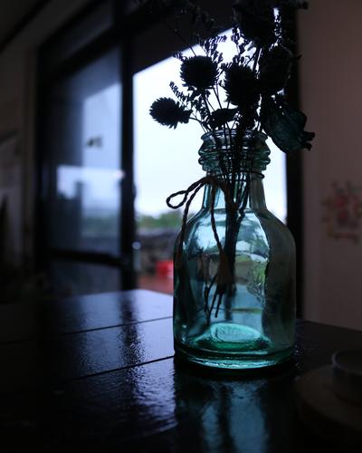 비에 젖은 채 도착한 숙소<br>조용한 노래와 시원한 맥주<br><br>편안하고 다정한 풍경