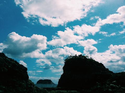 #제주가을 #가을제주 #황우지해안<br><br>황우지 해안의 돌섬 사이로 보이는 고개 내민 작은 섬..