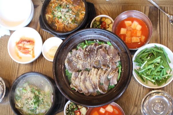 제주에도착해서 처음 먹은 미향해장국<br><br>국물이 끝내줘요