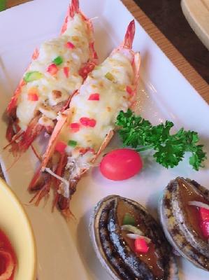 #먹거리<br><br>&ltbr&gt한식대첩에서 일등 경력이 있으신 쉐프님께서 운영하는 레스토랑이에요&ltbr&gt비주얼도 좋고 맛도 좋고~&ltbr&gt온 가족이 맛있게 잘 먹고 왔답니당