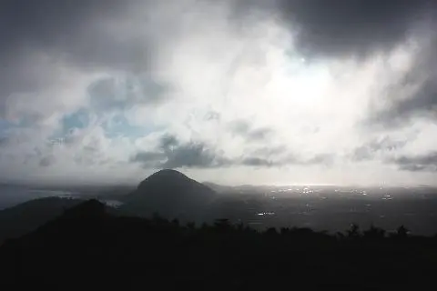 #군산오름 #굴메오름 #일몰을보러간날 #구름이많아서보진못하고 #저멀리 #산방산 #안개낀하늘같고 #구름속태양이 #살며시고개를내미는 #8월의어느하루