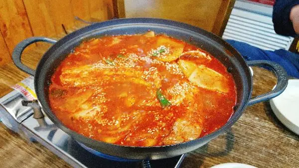 모슬포항에 있는 부두식당에 다녀왔어요!<br>매콤달콤 칼칼한 갈치조림!<br>마지막에 넣어먹는 국수도 일품