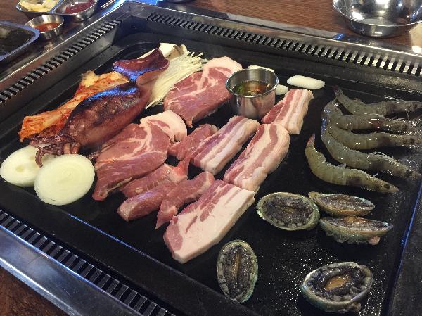 성산일출봉 근처 고기도 먹고 해선물도 먹을수있는곳이엿어요~ 여러가지 먹으니 좋았네요<br>계란찜 김치찌게 서비스~