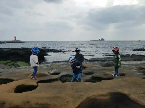 형제섬이 보이는 사계해안도로를 바이크 드라이브 중에 두더지게임 구멍마냥 뚫어져있는 지질이 신기하더라구요~^^<br>