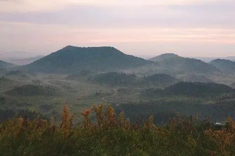 #제주가을 #백약이오름<br>남자친구랑 일출 보겠다고 찾아갔던 곳! 아침 일찍 일어난게 안아깝게 너무 아름다웠어요.. 은은하게 낀 안개도 한몫했어요. 오름에서 보는 일출은 다시 한번 경험하고 싶은 일!