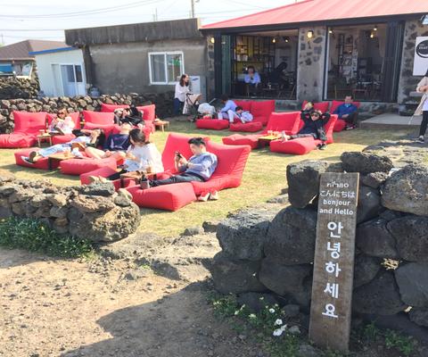 제주의 햇살과 바다는 마음을 여유롭게 하는 마법을 가지고 있어요