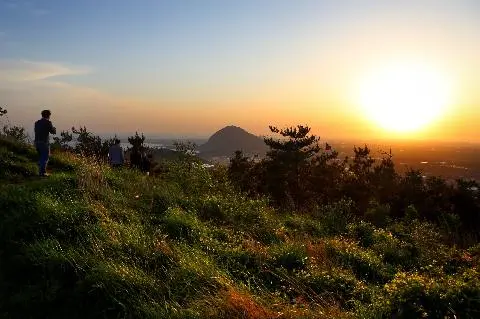 제주섬 군산오름에서 산방산 뒤로 지는 태양을 바라봅니다. <br>#제주도 #군산 #오름 #산방산 #jeju #석양 #제주의석양