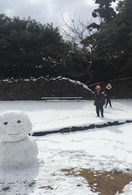 김영갑님의 갤러리에 들러 사진도 보고<br>눈이 많이오고 잘 뭉쳐져서 재밌게 놀았어요