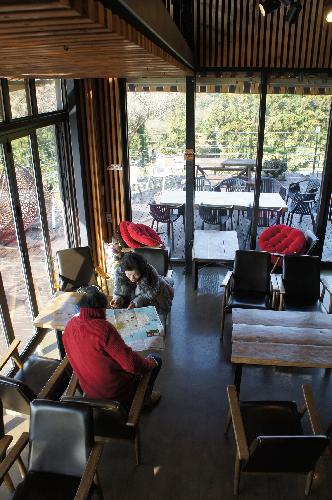 브런치 맛집이라고 해서 찾아갔는데 풍경이 너무 좋아 부모님 사진을 멋드러지게 찍어드렸습니다. 사진이 엄청 이쁘게 나오고 탁트인 풍경에 숨이 트입니다!