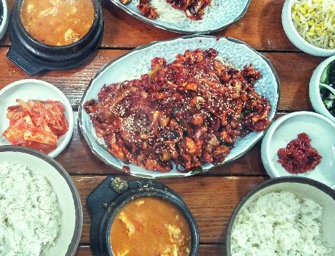 제주도에 가면 항상 들리는 시골길!!!<br>공항에서 가까우니 드러보시길.....<br>청국장과 함께 먹는 낙지볶음은 진리입니다~~~