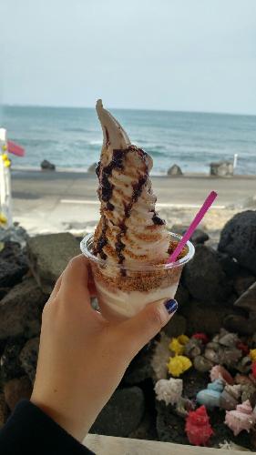우도에서 지내는 일박이일 동안 땅콩 아이스크림을 두 번이나 먹었어요. 해안도로를 걷다가 피노키오네에 들어갔는데 다른집보다 천원이 더 비싸서 처음에는 고민했어요. 그러나 뚜둥- 주문한 아이스크림이 나오자마자 그 생각은 사라졌습니다! 아이스크림 또아리 틀어 쌓아올린 높이 좀 보세요!