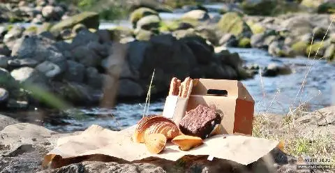 Spring picnic with a basket of bread <Bakery Tour in Seogwipo, the Mecca for Bread Lovers> 대표이미지