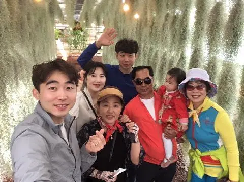 아침형 우리 가족이 다녀온 곳은
바람부는 밭 이라는 보롬왓
감성적이야 이름이... ㅎㅎ
보롬왓은 이렇게나 넓은 밭인줄 몰랐어요.
구름 한점 없는 미세먼지 맑음
파~란 하늘 넘 좋았어요.
멀리서 봤을때는 라벤더 인줄 알았는데
보라유채, 이름도 이쁜 보라유채 였어요.
그리고 특정 시간마다 움직이는 꼬마기차도 탔구요. 
행복한 웃음을 남기고 온 보롬왓
별 5개 반 드릴께요오~~~