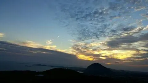 하예포구 근처 게하 사장님 추천으로 급히 달려간곳ㅡ
너무 아담한 오름이라서 오가는 차랑통행이 쉽지않았으나 지각생으로 바라본 일몰은 매우 가슴 설레는 경험이었다 