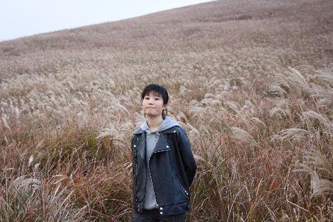제주도 가을은 억새가 유명하다고 해서 새별오름을 올랐는데 
경사가 많이 가파르긴 했는데 정상까지 도착하니 기분이 좋더라구요
억새도 너무 이쁘고 덕분에 카톡 프로필 사진을 건진거 같습니다