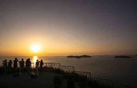 As One Year Ends, Another Begins <Chasing the Rising and Setting Sun on Jeju> 대표이미지