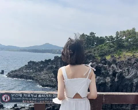 첫 가족여행으로 간 제주에서의 주상절리대! 날씨가 더운 8월에 갔는데 탁 트인 바다와 선선한 바람덕에 너무 좋았어요! 주변에 산책로로 걸으면서 도란도란 얘기한 기억이 오랫동안 남을 것 같습니다!