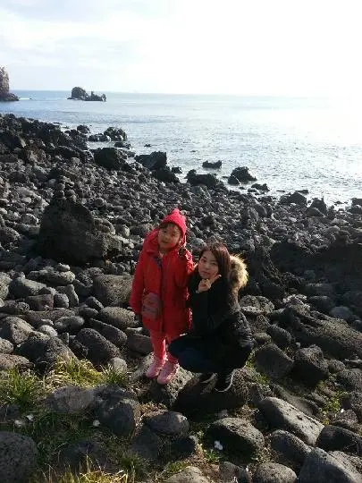 취업하고 처음으로 월급 받아서 즉흥으로 떠난 첫 가족여행

나이 차이 많이 나는 막내와 일 하시느냐 여행은 꿈꾸지 못했던 부모님에게 드린 추억입니다

처음으로 탄 비행기, 제주도라는 섬

같은 나라인데도 분위기가 달라서 새로웠고, 걷을 때마다 행복한 기억이 가득합니다

여유를 느껴 본 좋은 추억을 선사해준 제주도 섭지코지에 동생과 함께 사진으로 추억도 남겨보았습니다

제주도는 첫 가족여행지이자 여유를 선물해준 곳입니다.