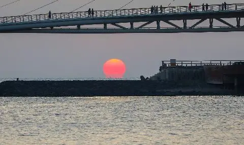 제주의 일몰명소 새연교의 오메가 일몰과 조명이 켜진 새연교의 모습입니다. 