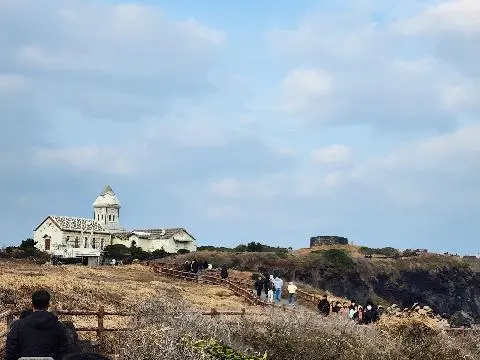 온가족이 4년만에 다시 찾은 제주로의 겨울여행은 그동안 안가본 동쪽해안을 위주로 여행을 하였습니다. 처음 가본 섭지코지는 제주 자연의 아름다움을 한껏 느끼며 가족과 오랜만에 거닐 수 있었습니다. 다음 제주 여행에도 다시 한번 가족과 함께 거닐고 싶네요!