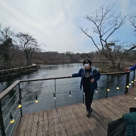 제주시 조천읍에 위치한 에코랜드 테마파크입니다.
저는 3월 8일 조금 이른 봄에 방문했습니다.
역을 테마로 각각의 구역을 걸어 갈 수 있지만, 역시 에코랜드 테마파크는 기차타는 맛이죠!
생각보다 구역간의 거리가 상당해서 기차 타고 다니는 내내 볼거리가 많습니다.
2만 평 규모의 호수 위를 걷는 에코브리지역, 말을 기를 만큼 커다란 초원이 있는 레이크사이드역, 아이들과 신나게 놀 수 있는 피크닉가든 역, 향기로운 라벤더, 그린티 로즈가든 역까지!
어린 아이가 없이, 대학생 아이 둘 있는 가족인데도 너무 즐거웠어요!