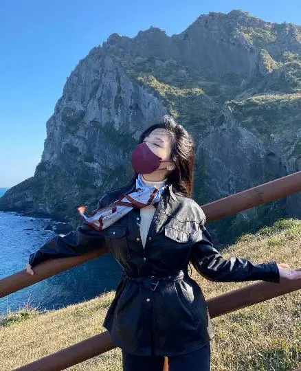 어릴적 수학여행으로 많이 방문하는 세계자연유산 성산일출봉
커서 오니 더 좋은걸요?
가슴이 탁 트이고, 절경이 너무나 아름다워 
바람을 한참동안이나 맞고 내려왔습니다.
제주 동쪽 바다 깊고 짙어서 마음도 함께 진해지는 것 같아요~
다시가고 싶습니다.