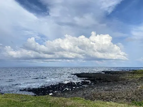 혼자 뚜벅이 여행으로 섭지코지를 다녀왔어요. 지도에서 작게 본 섭지코지, 무심코 뚜벅이로 나선 저를 원망하며 정류장에서 1시간을 넘게 걸어 드디어 섭지코지 입구에 들어갔더랬죠. 걸어오는 길은 힘들었지만 옆에 펼쳐진 바다가 저에게 힘내라고 응원하는 듯 자연경관을 멋지게 보여줬고 섭지코지는 정말 환상적인 뷰를 자랑했어요. 걸음 걸음을 내디면서 달라지는
구도와 날씨, 눈에 보이는 모든 것이 아름다웠고 절경이었습니다.