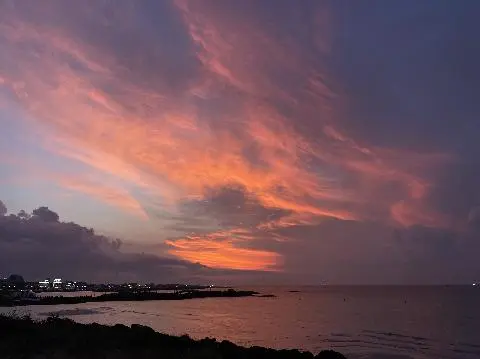 제주의 아름다운 해변인 함덕 해변의 일몰입니다. 제 생에 가장 아름다웠던 일몰로 기억됩니다. 구름의 이동 속도가 여유로웠고 친구와 함께 바다를 보며 감탄사를 남발하며 웃고 떠들면서 더워서 빨개진 볼을 연상케하는 이 일몰을 저는 잊을 수 없습니다. 지금 가면 마스크를 벗고 즐길 수 있겠지요. 또다시 처음 간 함덕 해변에서 처음으로 가장 아름다웠던 일몰을 보여준 함덕 해변, 다시 가고 싶네요.
