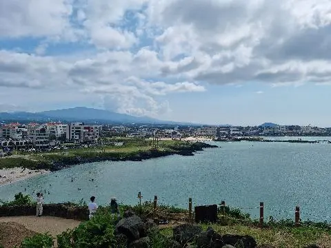 에메랄드빛 바다가 반겨주는 함덕해수욕장