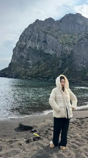 성산일출봉의 뒤쪽 해녀분들이 해산물을 팔고 보트투어를 하는쪽으로 내려가면 광치기해변에서의 모습과 또다른 멋진 성산일출봉의 절벽을 볼수있어요~