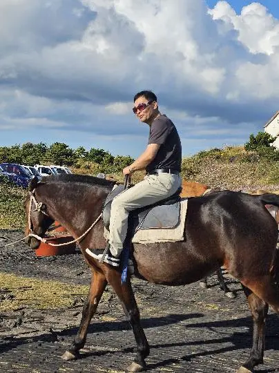 30년 만의 가족 여행을

3대가 함께 환상의 섬 제주를 다녀왔어요

아버지가 제주도를 한번도 못 가보셨다는 

말에 죄송한 마음으로 다녀온 제주 

늘 고생하시는 부모님 얼굴에 활짝 핀 웃음처럼 

행복한 제주 여행이였습니다

사진속 장소는 섭지코지입니다  