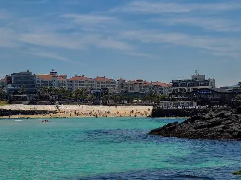 푸른 잉크와 초록 잉크를 바다에 톡톡 떨어트려 놓은 듯한 바닷가와 고운 백사장이 펼쳐진 함덕해수욕장.
커다런 현무암 바위와 잔잔한 파도가 어우러진 제가 제주도에서 가장 애정하는 해수욕장입니다.